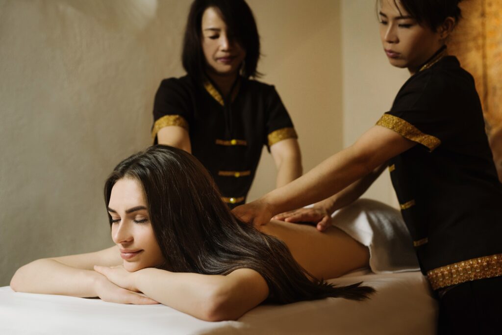 Keturių rankų aliejaus masažas